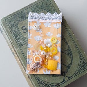 Shakertag Junk Journal Ephemera Bloemen Geelgouden tinten Versiering Accessoire Mixed media-tag OOAK