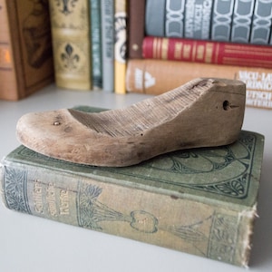 Antique children&#39;s shoe last Wooden shoe form Cobblers tool Primitive decor
