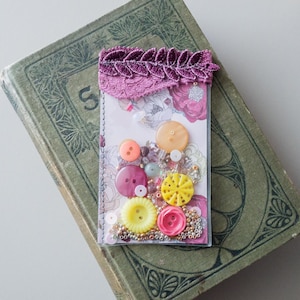 Shaker-tag Kleurrijke junk-dagboek Ephemera bloemenversiering accessoire Mixed media-tag OOAK