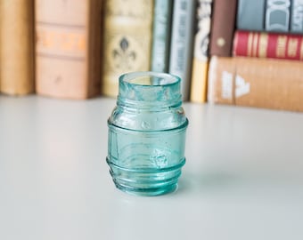 Botella de vidrio antigua color aguamarina, objeto de colección para exhibición, pequeño jarrón.