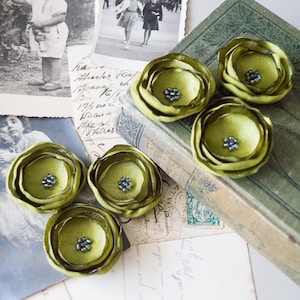 Applicazioni di fiori di raso, 6 o 12 pezzi, verde oliva, decorazioni con perline, lucide, brillanti, scrapbooking, tecniche miste, journaling