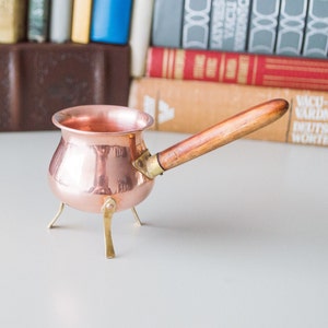 Kupfertöpfe mit Fuß, Miniaturgeschirr, Beunruhigt, Gehämmert, Mit Griff, Schwedischer Vintage-Kochtopf