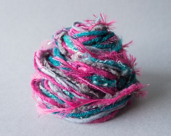 Paquete de hilos para arte textil: mezcla de hilos verdes, rosas y grises para proyectos pequeños.