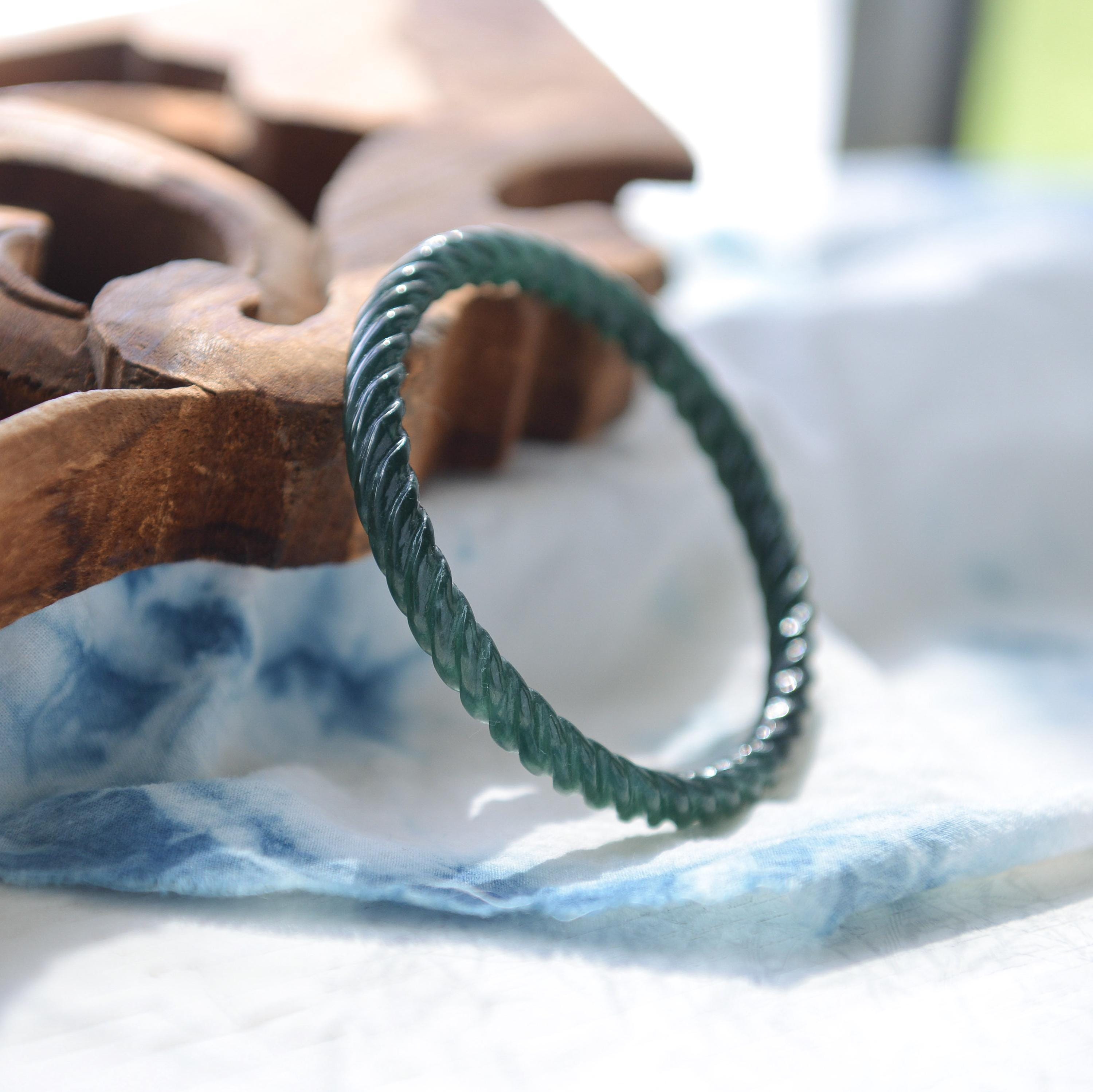 天然タイプA グアテマラ産翡翠 56mm ツイスト細バングル #S609 - Etsy 日本