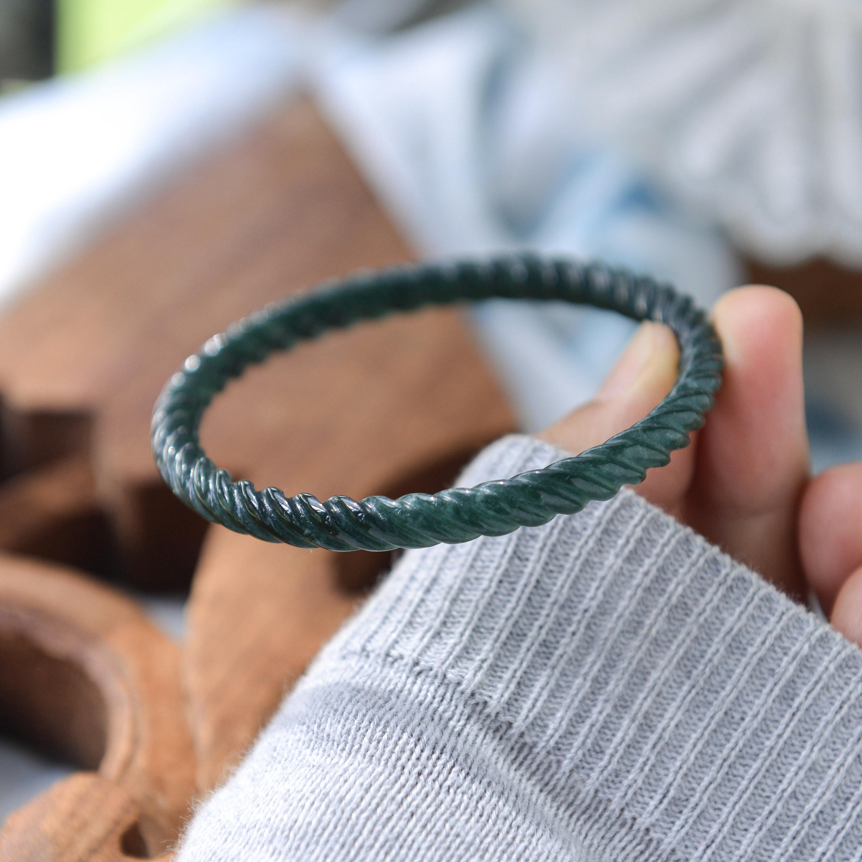 天然タイプA グアテマラ産翡翠 56mm ツイスト細バングル #S609 - Etsy 日本