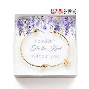 Regalo de propuesta de dama de honor - Pulsera de puño ajustable con encanto inicial - Tarjeta de flor púrpura lila con "No podría hacer el nudo sin ti"