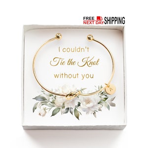 Bracelet de demoiselle d'honneur minimaliste - breloque initiale personnalisée - carte « Je ne pourrais pas faire le noeud sans vous » avec fleurs blanches, cadeau de demoiselle d'honneur