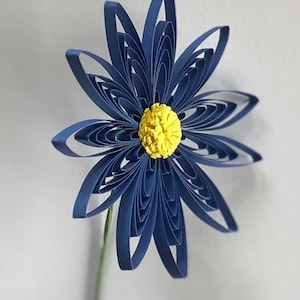 Fiore quilling in carta da 185gr, stelo in metallo (28cm) ricoperto da nastro floreale verde. Tutti i colori sono possibili.