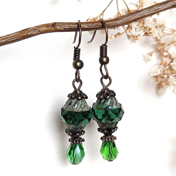 Emerald green earrings in glass and crystal beads, Victorian style green earrings