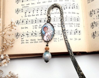 Medieval style bookmark in bronze-colored metal, illuminated bookmark