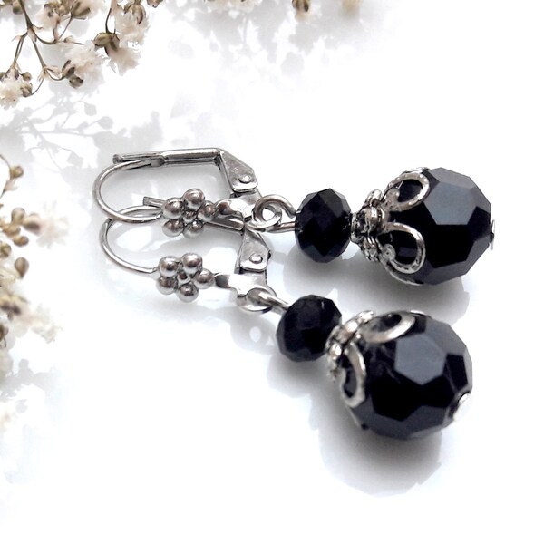 Boucles d’oreilles dormeuses style rétro en perles de verre coloris noir