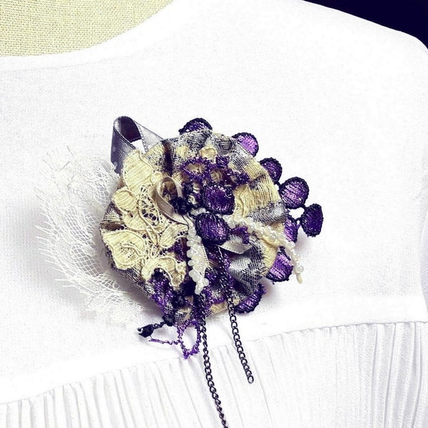 Broche en dentelle et guipure, broche coloris violet, écru et blanc, pièce unique