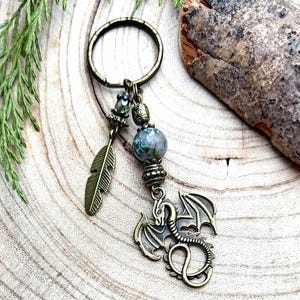 Draken sleutelhanger, bronskleurige metalen sleutelhanger met Afrikaanse turquoise kraal