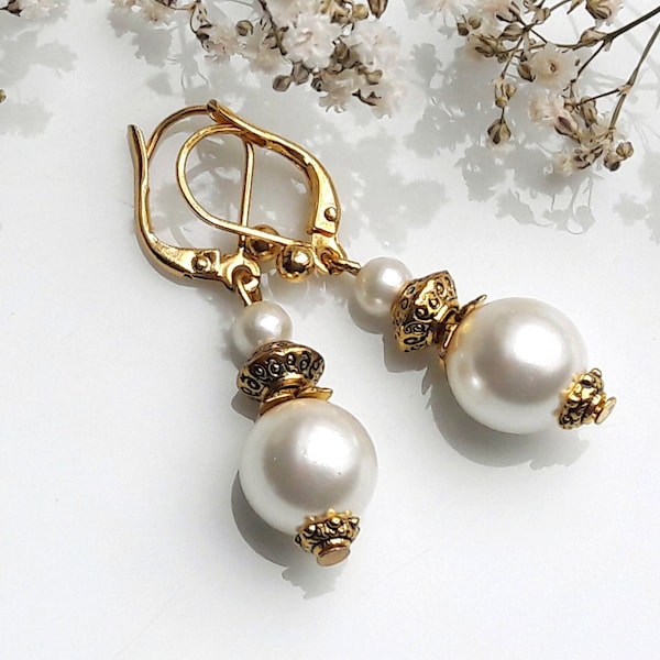 Boucles d’oreilles blanc et or en perles de verre nacré, dormeuses blanc nacré et doré