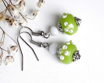 Boucles d’oreilles florales en perles de verres couleur vert anis