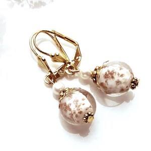 Boucles d’oreilles blanc et or en perles de verre, dormeuses style vintage coloris blanc et or