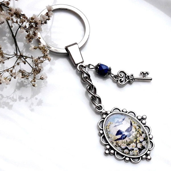 Porte-clés motif hirondelle, porte-clés original coloris bleu avec cabochon hirondelle et pendentif petite clé