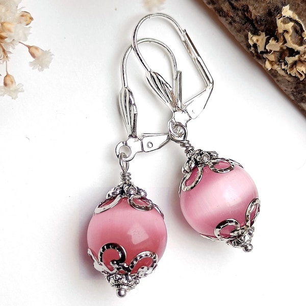 Boucles d'oreilles dormeuses roses en perles de verre