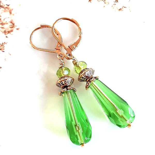 Longues boucles d'oreilles dormeuses en perles de verre couleur vert pomme