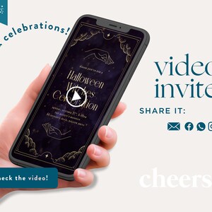 Puede incluir: Un tel&eacute;fono inteligente que muestra una invitaci&oacute;n de video para una celebraci&oacute;n de brujas de Halloween. La invitaci&oacute;n presenta un fondo oscuro con detalles dorados y un gesto de mano. El texto de la invitaci&oacute;n dice "Por favor, &uacute;nase a nosotros para una celebraci&oacute;n de brujas de Halloween" e incluye la fecha, la hora y la ubicaci&oacute;n del evento.
