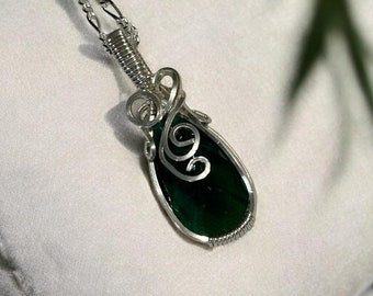Handgjort sterlingsilverhänge med grön droppkristall - Unikt hantverkshalsband