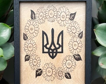 Ukrainsk Tryzub-väggkonst med solroskransram | Handgjord vedeldad ukrainsk kulturarvsdekor