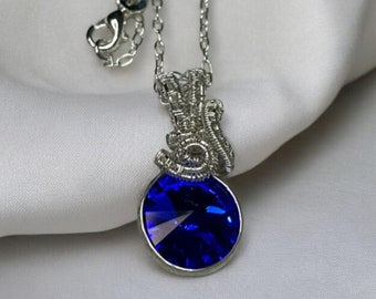 Handgjort halsband i sterlingsilver med blå kristall