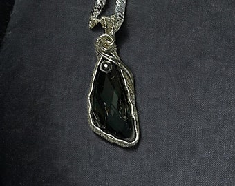 Handgjort halsband i sterlingsilver: Smaragdkristallhänge med trådlindning