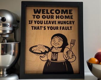 Välkommen till vårt köksskylt – Rolig ukrainsk vedeldad dekor (20 x 25 cm)