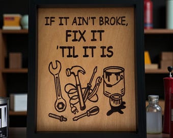 Rolig garagedekor – "Fix It ’Til It Is Wood-Burned"-skylt (20 x 25 cm)