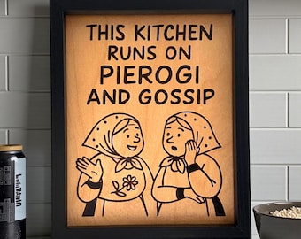 Rolig ukrainsk köksdekor – Vedeldad skylt med texten "Pierogi and Gossip" (20 x 25 cm)