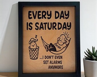 Väggdekoration för pensionering, vedeldad, 8x10, inramad, citat om varje dag är lördag, rolig present
