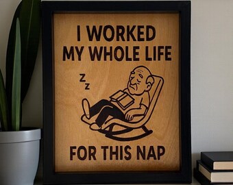 Rolig pensionärsdekor – Jag arbetade hela mitt liv för den här tupplursskylten (20 x 25 cm)