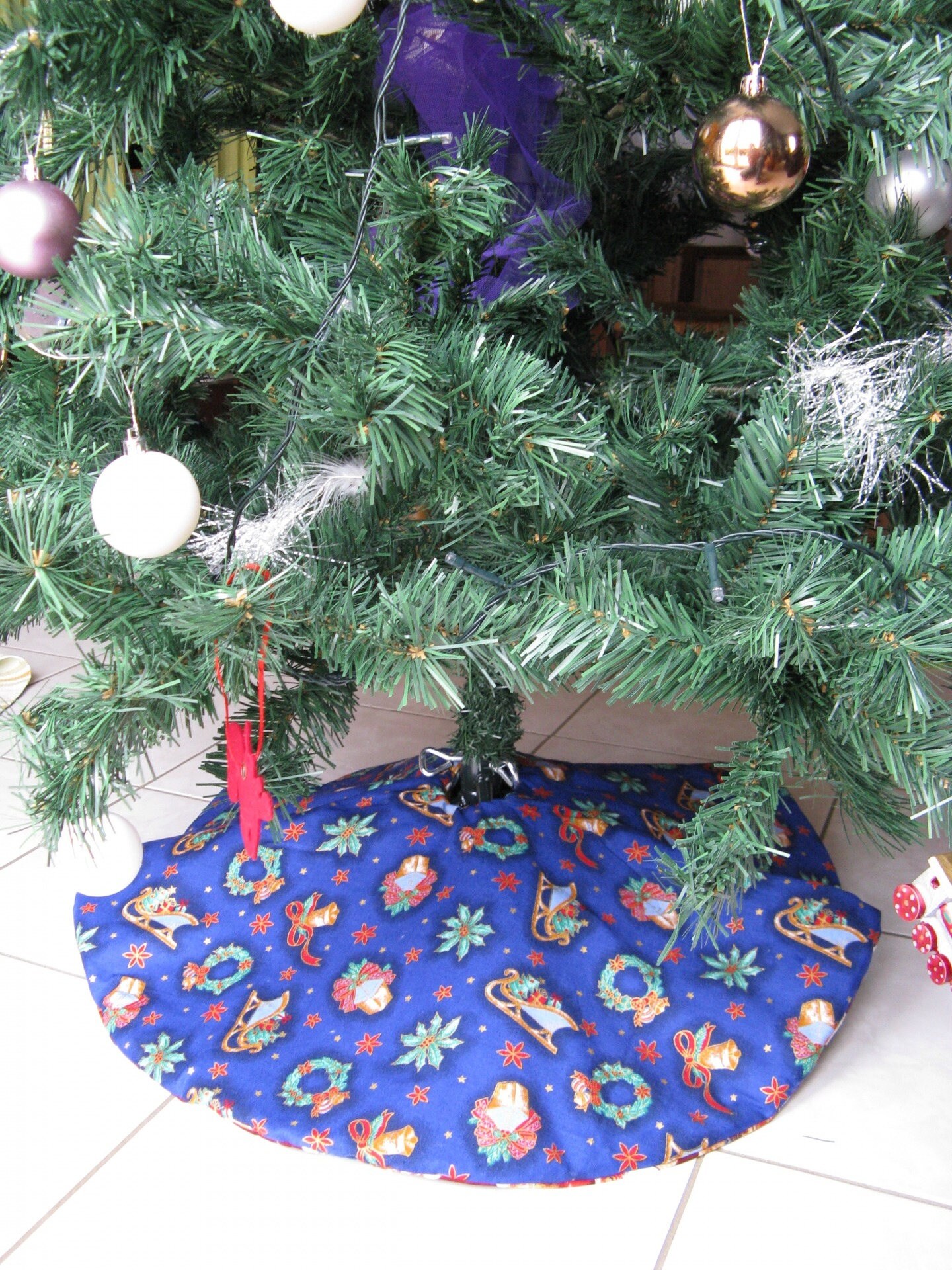 Mateju Jupe de Sapin de Noël Blanc pour Arbre de Noël Tapis d'arbre de Noël pour Décorations de Fête de Vacances d'arbre de Noël, Maison, Vacances (90cm,Chaussettes Rouges