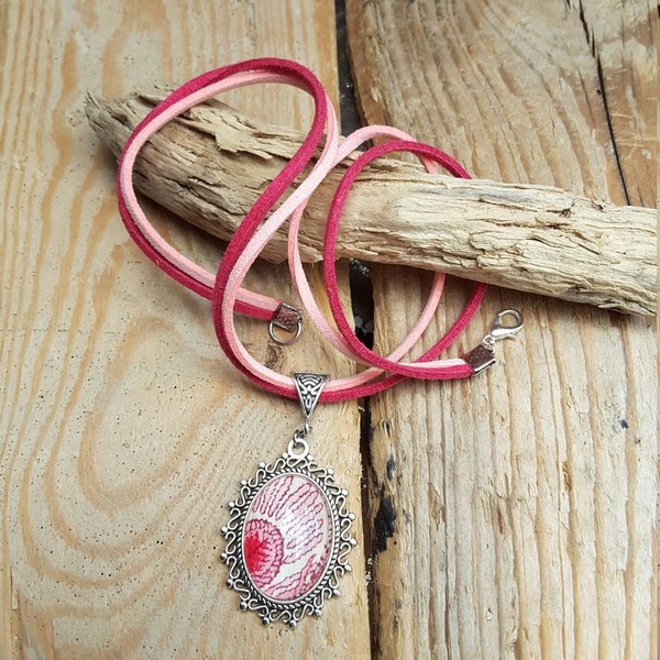 Collection Liberty : collier tissu Liberty Hera fushia, pendentif ovale, en métal argenté et suédine rose, motif plume