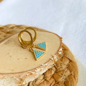 Mini hypoallergenic sleeper hoop in gold-plated stainless steel and turquoise