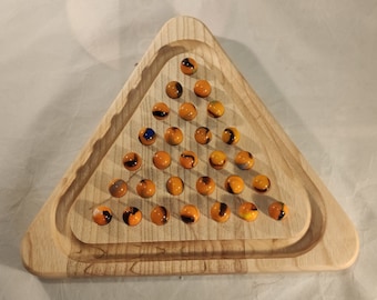 Solitaire driehoekige vorm op bestelling marmeren bordspel gewaxte of gelakte afwerking Franse ambachtelijke vervaardiging.