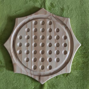 Juego de solitario de gran formato en pino macizo con tapas de cristal multicolor, producción artesanal francesa, acabado barnizado. imagen 3