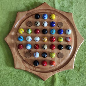 Juego de solitario de gran formato en pino macizo con tapas de cristal multicolor, producción artesanal francesa, acabado barnizado. chêne doré