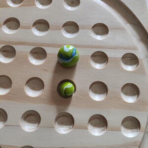 Juego de solitario de gran formato en pino macizo con tapas de cristal multicolor, producción artesanal francesa, acabado barnizado. imagen 10