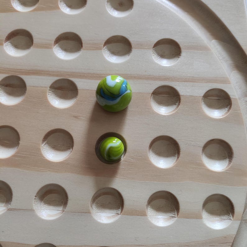 Juego de solitario de gran formato en pino macizo con tapas de cristal multicolor, producción artesanal francesa, acabado barnizado. imagen 10