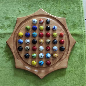 Juego de solitario de gran formato en pino macizo con tapas de cristal multicolor, producción artesanal francesa, acabado barnizado. imagen 5