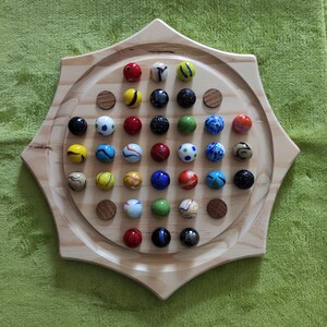 Juego de solitario de gran formato en pino macizo con tapas de cristal multicolor, producción artesanal francesa, acabado barnizado. imagen 2