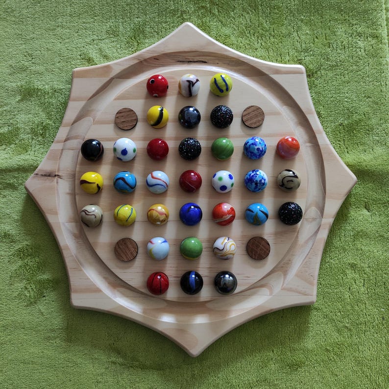 Juego de solitario de gran formato en pino macizo con tapas de cristal multicolor, producción artesanal francesa, acabado barnizado. imagen 2