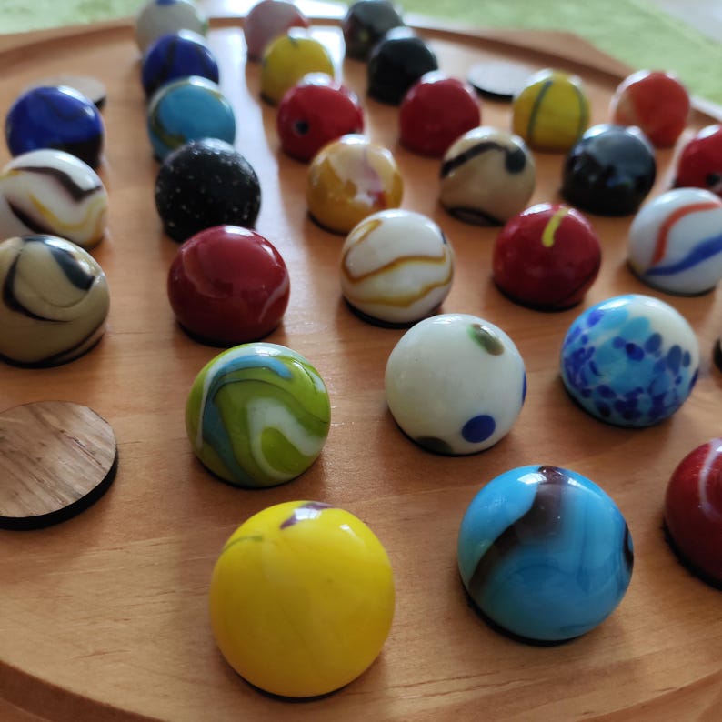 Juego de solitario de gran formato en pino macizo con tapas de cristal multicolor, producción artesanal francesa, acabado barnizado. imagen 9