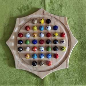 Juego de solitario de gran formato en pino macizo con tapas de cristal multicolor, producción artesanal francesa, acabado barnizado. naturel