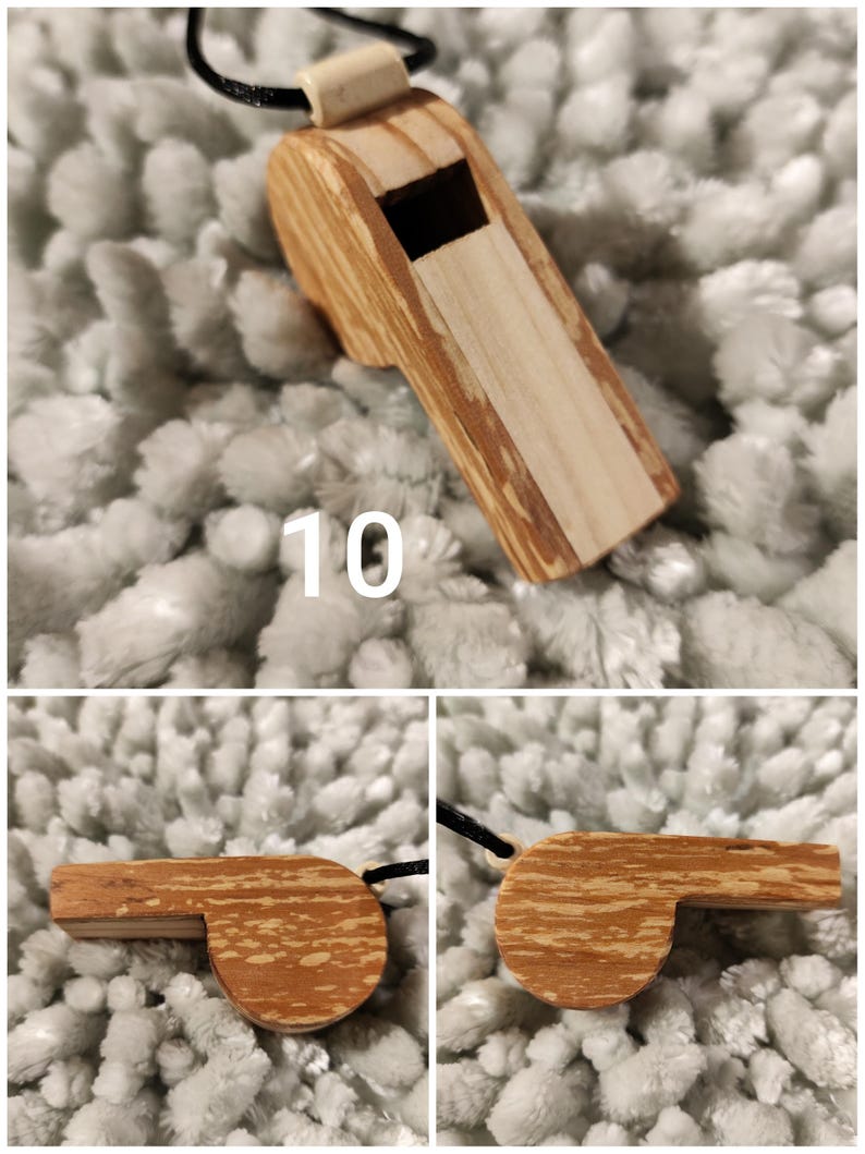 K&ouml;nnte beinhalten: Eine Holzpfeife mit einer hellbraunen und beigen Holzmaserung und einer schwarzen Kordel, die an einem cremefarbenen Verbindungsst&uuml;ck befestigt ist. Die Pfeife hat eine rechteckige Schallkammer und eine glatte Oberfl&auml;che. Die Zahl 10 ist zu sehen.