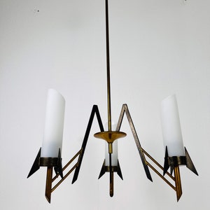 Italienischer Mid-Century 3-Arm Kronleuchter aus Messing und Opalglas, 1960er Jahre