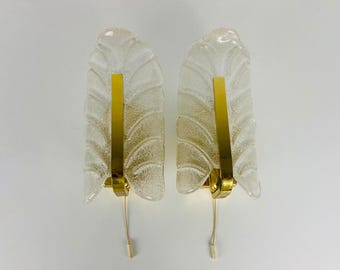 Par de apliques de pared modernistas de latón y cristal opalino de Carl Fagerlund, década de 1960