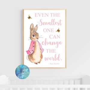 Puede incluir: Una ilustración de acuarela de Peter Rabbit con una chaqueta rosa con la cita "Incluso el más pequeño puede cambiar el mundo." - Peter Rabbit.